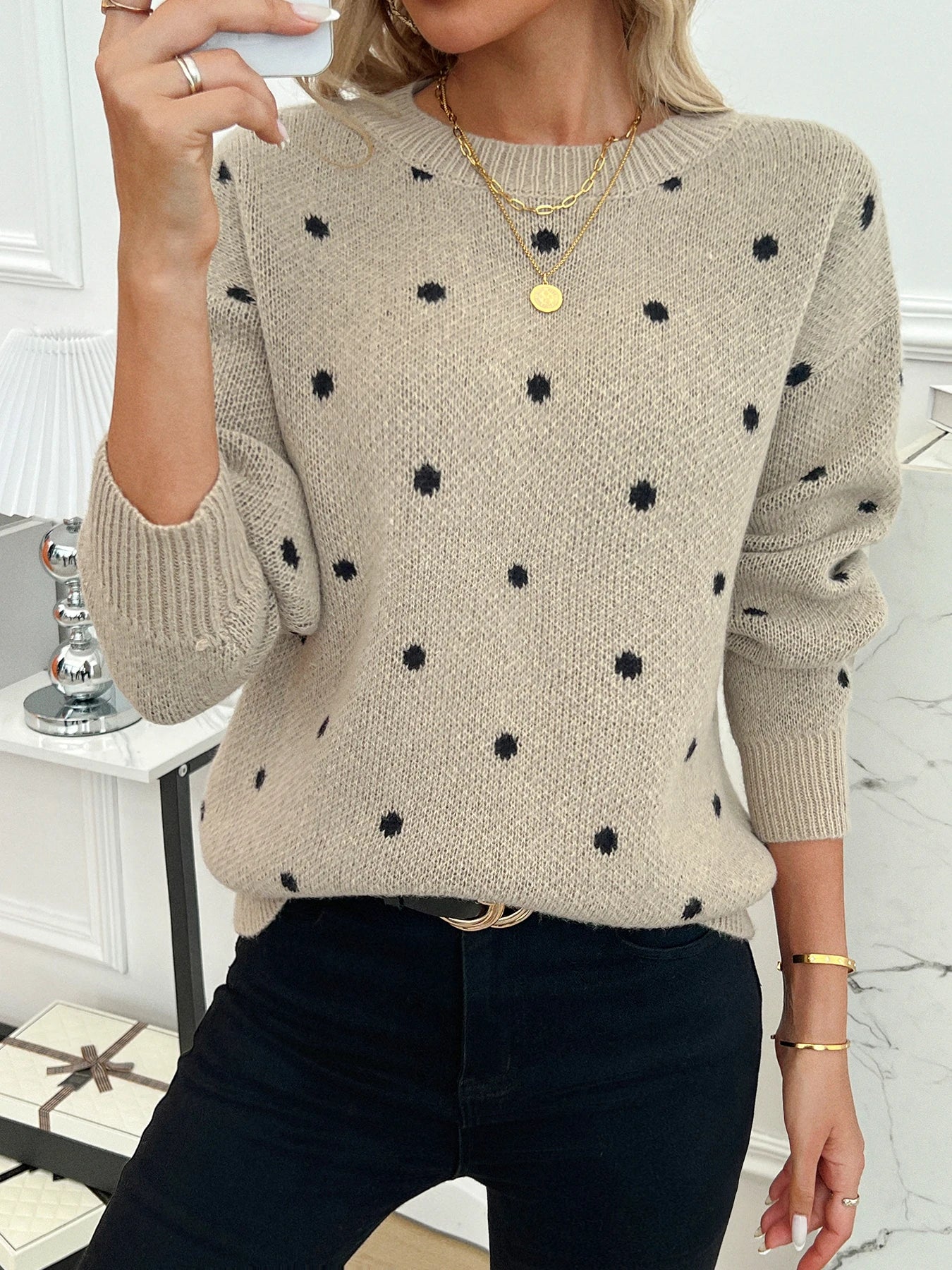 Dot pattern shoulder down long sleeved sweater