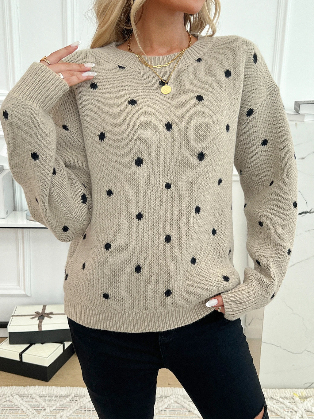 Dot pattern shoulder down long sleeved sweater