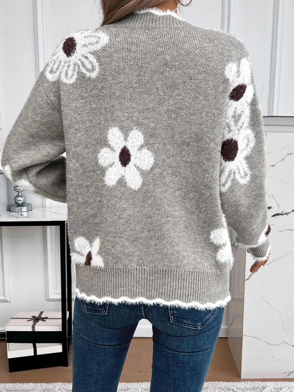 Flower pattern shoulder scallop edge sweater